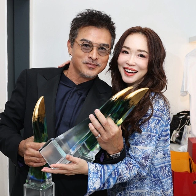 Lý Minh Thuận bức xúc vì con trai không muốn ngủ với bố Lý Minh Thuận chia sẻ niềm vui với Phạm Văn Phương khi thắng lớn tại Star Awards 2025. Tài tử bộc bạch: "Tôi biết ơn khoảnh khắc này trong cuộc đời và biết ơn vì có vợ bên cạnh"