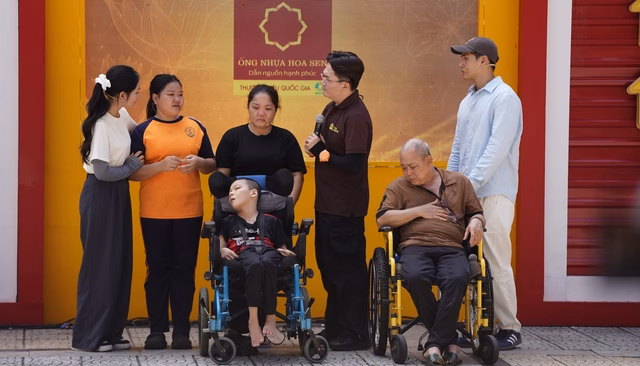 "Mái ấm gia đình Việt" kỳ này sẽ kể câu chuyện của các em nhỏ vừa đi học vừa phụ giúp gia đình