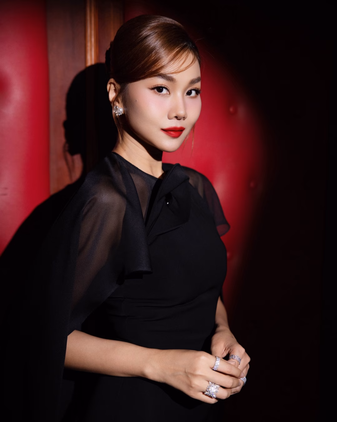 Mỹ nhân Việt 20 năm chưa từng lão hóa, U40 vẫn trẻ như gái đôi mươi nhờ bí quyết gì? Để da luôn khỏe đẹp mịn màng, Thanh Hằng rất chú trọng khâu làm sạch. Hoa hậu có bí quyết làm da sạch sâu, ngăn ngừa và trị mụn là xông mặt bằng hơi nước cùng tinh dầu hoa hồng, tinh dầu bạc hà, hoa oải hương hoặc tinh dầu trà. Hơi nước nóng sẽ làm nở lỗ chân lông, giúp loại bỏ bụi bẩn sâu dưới da. Đồng thời, tinh dầu được thẩm thấu sâu giúp da bóng khỏe, sáng hồng tự nhiên.