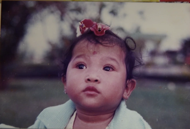 Vợ chồng ông nhận nuôi con gái năm 1990, khi con khoảng 2 tháng tuổi. Vì mẹ ruột là con lai Việt - Mỹ nên bé gái có làn da nâu, mái tóc xoăn