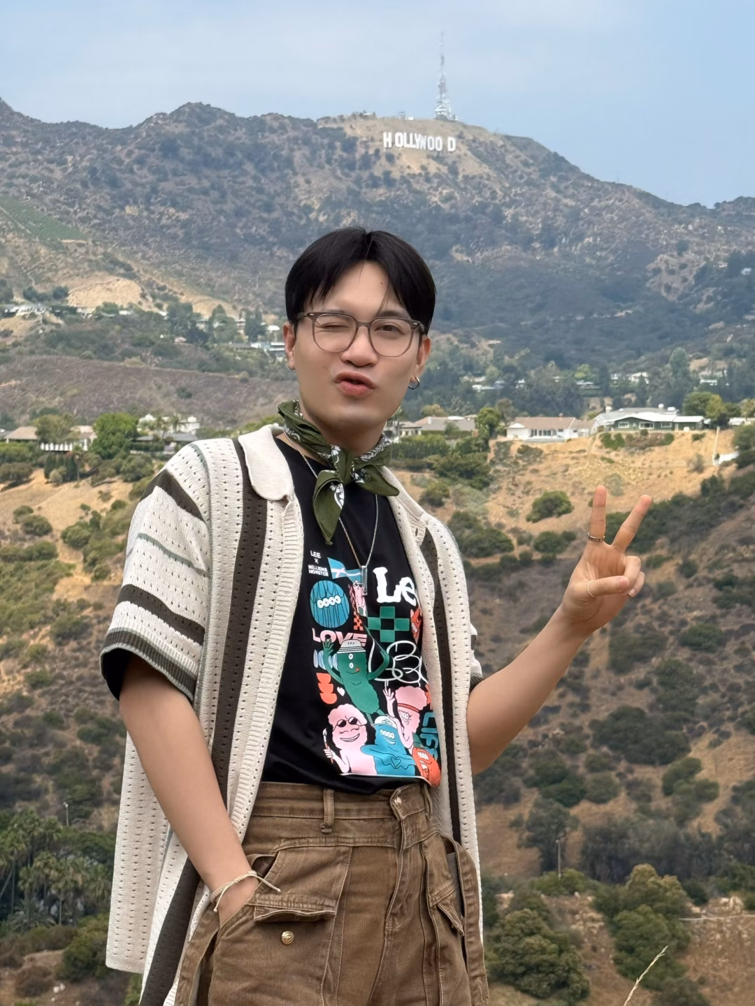 Ca sĩ Phạm Anh Duy "check in" tại địa điểm nổi tiếng Hollywood, Mỹ.
