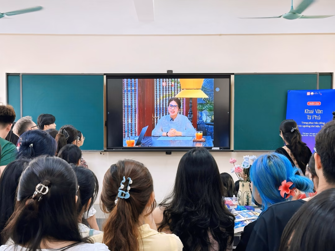 NTK Linh Thảo: Người thổi hồn văn hóa tín ngưỡng vào thời trang đương đại NTK Linh Thảo với vai trò diễn giả trong dự án Khai Vân Tứ Phủ chia sẻ cùng sinh viên Học viện Báo chí và Tuyên truyền