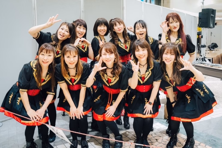 Nữ ca sĩ U17 làm mẹ đơn thân, bán ramen để nuôi con Thời điểm nhóm nhạc ra mắt cũng là lúc Fujiko (hàng đầu, ngoài cùng bên phải) có cháu ngoại. Cô cũng là thành viên duy nhất trong nhóm đã có cháu.