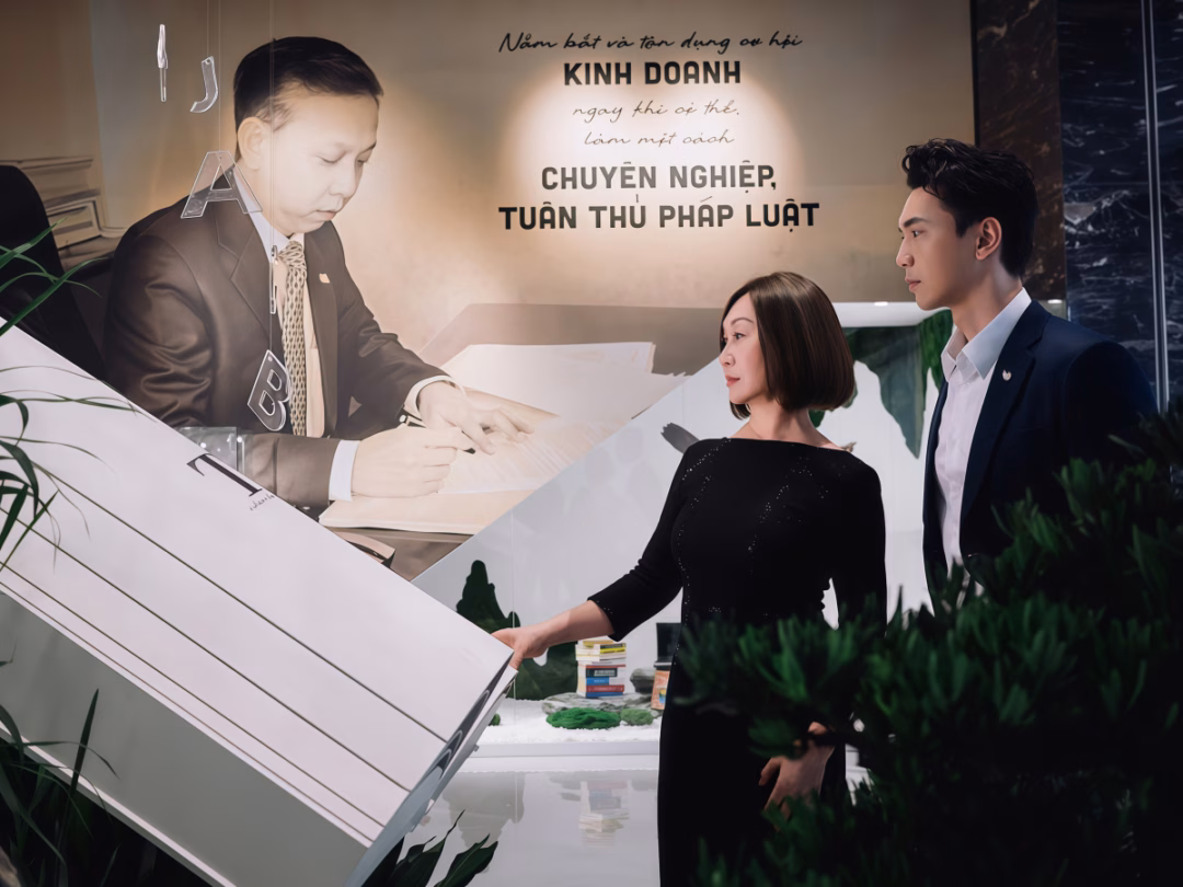 Hồi tháng 4, chủ tịch ACB Trần Hùng Huy tổ chức triển lãm về bố sau một năm ông Trần Mộng Hùng qua đời. Bà Đặng Thu Thủy cho thấy sự tinh tế khi chọn đầm đen kín đáo mà sang trọng, có điểm nhấn nhẹ nhàng để tránh đơn điệu.