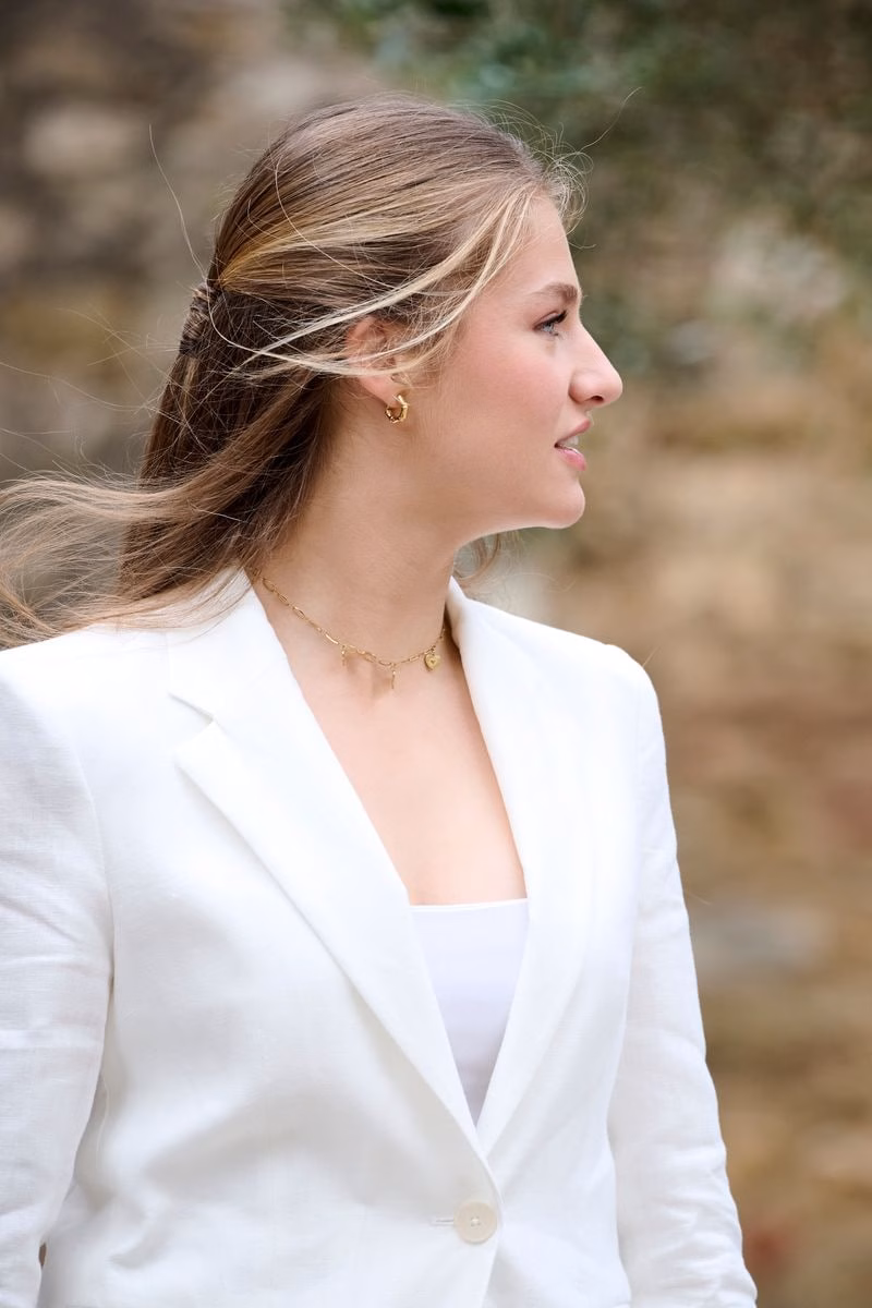 Nữ hoàng tương lai Leonor diện kiểu tóc nửa búi, tôn lên phong cách quý phái GIRONA, SPAIN - JULY 24: Crown Princess Leonor of Spain visits the village of Sant Martà Vell with young people from the Foundation's programmes on July 24, 2025 in Girona, Spain. (Photo by Carlos Alvarez/Getty Images)