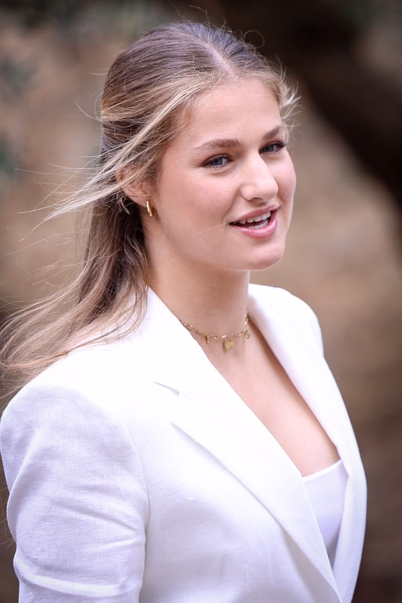 Nữ hoàng tương lai Leonor diện kiểu tóc nửa búi, tôn lên phong cách quý phái The chic summer hairstyle Princess Leonor just wore