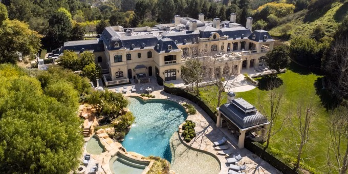 Paris Hilton và chồng.