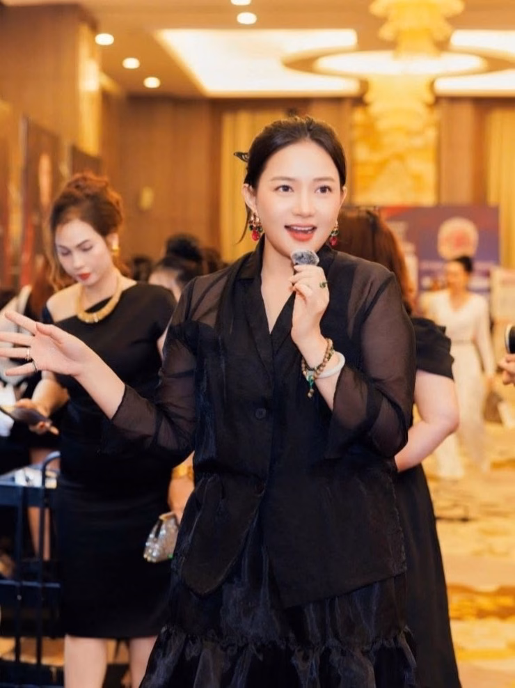Phan Như Thảo tăng 20kg sau bệnh, Đức An ủng hộ vợ không ép cân Với chiều cao 173 cm chưa kể giày cao gót, Phan Như Thảo trông cân đối dù body mũm mĩm. Cô nhận lời khen 'là người đẹp nhất trong hạng cân 70-80 kg'.