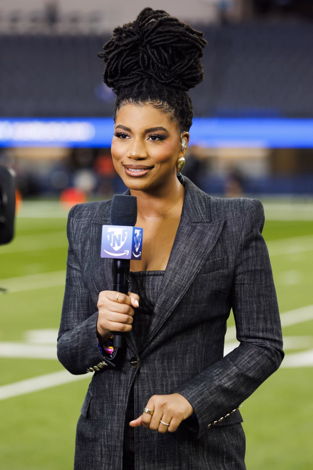 Phong cách trang điểm đa sắc của Taylor Rooks INGLEWOOD, CALIFORNIA – DECEMBER 21: Taylor Rooks Thursday Night Football sideline reporter during a game between the New Orleans Saints and the Los Angeles Rams at SoFi Stadium on December 21, 2023 in Inglewood, California. (Photo by Ric Tapia/Getty Images)
