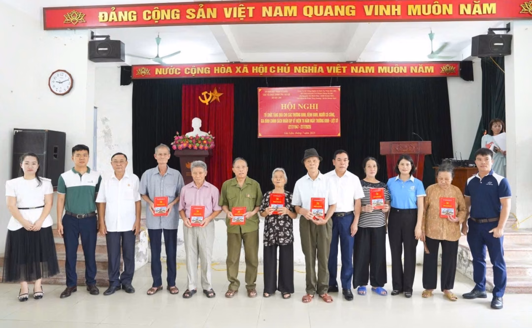 Hội Liên hiệp phụ nữ xã Gia Lâm và các chi hội thôn, tổ dân phố của xã tổ chức thăm, tặng quà gia đình chính sách nhân dịp kỷ niệm Ngày Thương binh - Liệt sĩ 27-7. Ảnh: Hoàng Anh