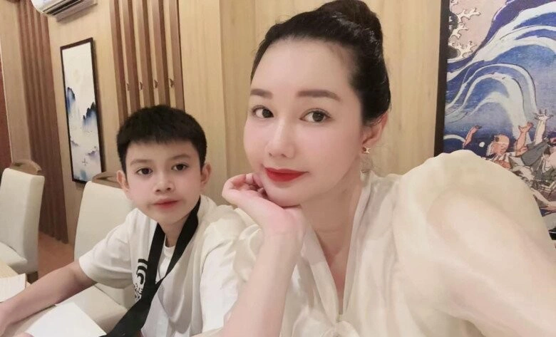Quỳnh Chi hào hứng đón con trai Lucas về Việt Nam nghỉ hè Với Quỳnh Chi, quý tử tuổi teen là nguồn động lực lớn của cô trong cuộc sống. Nhờ có con trai, MC sống lạc quan, mạnh mẽ vượt qua mọi biến cố, thăng trầm.