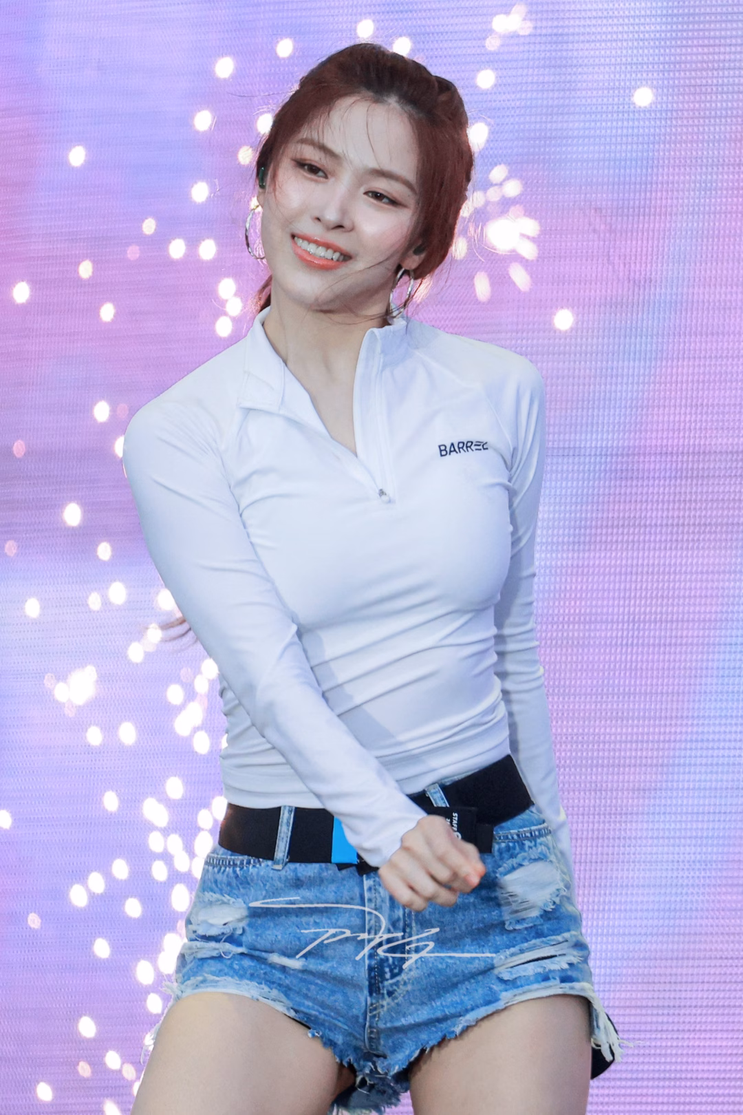 Ryujin ITZY gây ấn tượng với style kín đáo tại Waterbomb Outfit không cần hở hang vẫn chiếm sóng cõi mạng của Ryujin.