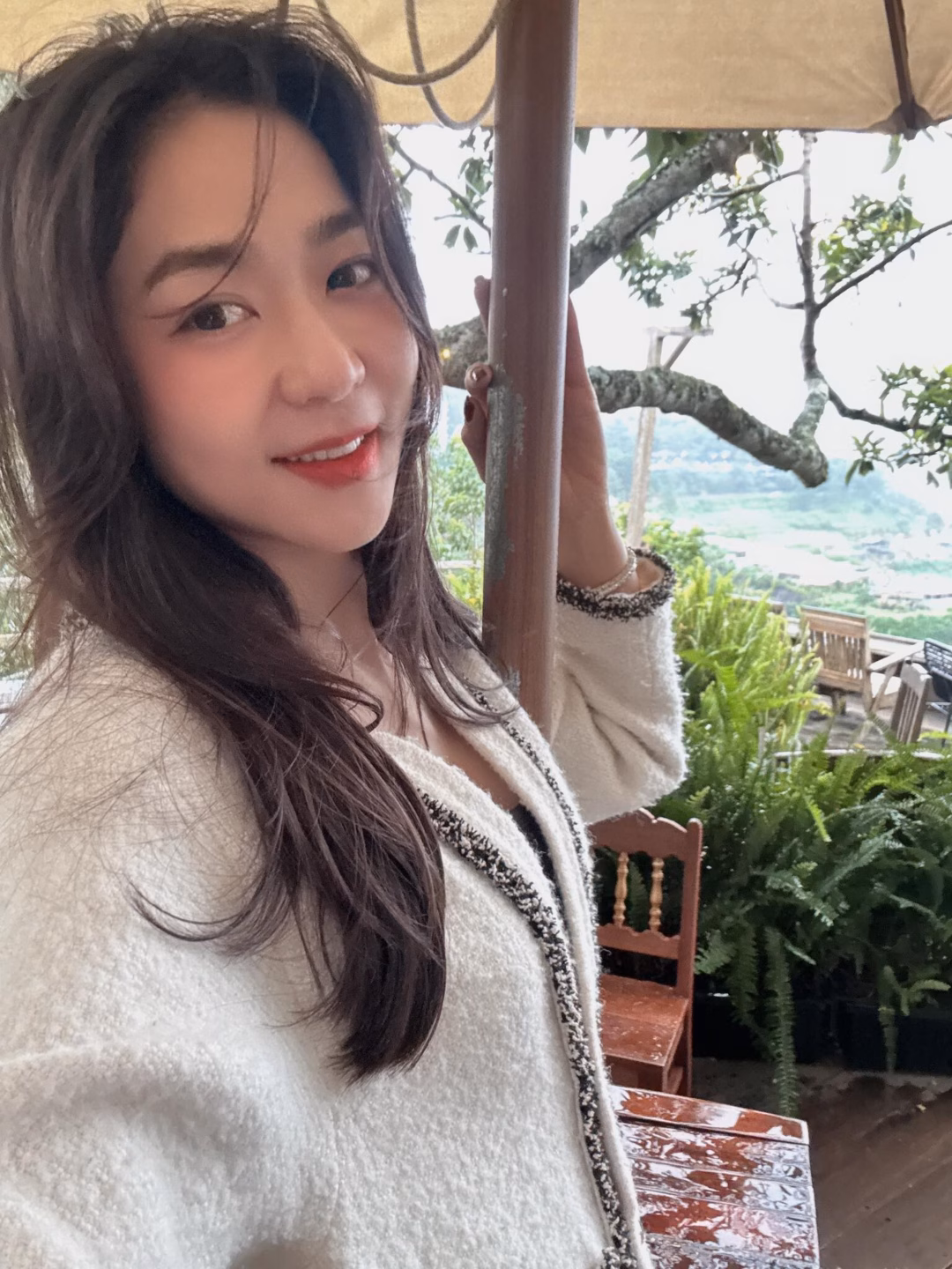 Diễn viên Bình An bị đau chân vẫn sát sao trông coi việc chuyển nhà.