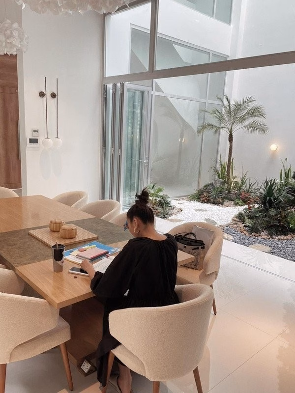 Siêu mẫu 43 tuổi Thanh Hằng: Nữ hoàng vẫn chưa xuống ngôi Thanh Hằng trong căn biệt thự rộng hàng nghìn m2.