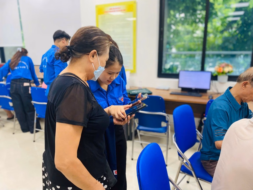 Các bạn trẻ Thủ đô "cầm tay chỉ việc" hỗ trợ người lớn tuổi sử dụng công nghệ số