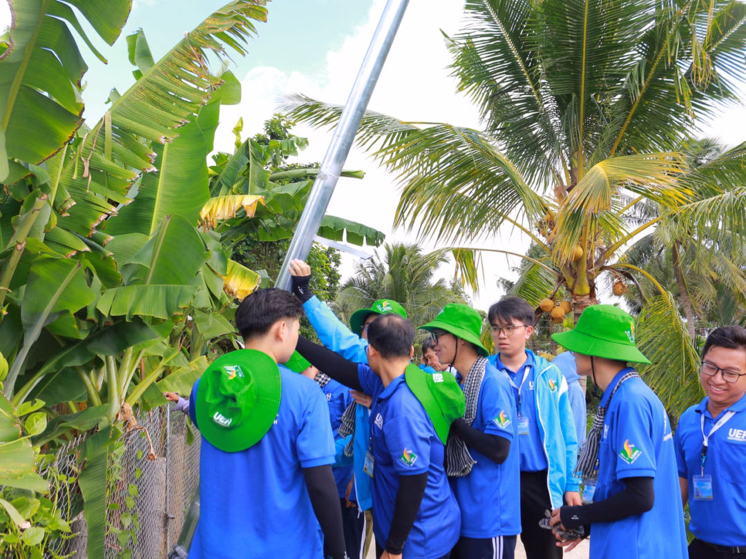Sinh viên Đại học Kinh tế TP.HCM thắp sáng đường quê miền Tây
