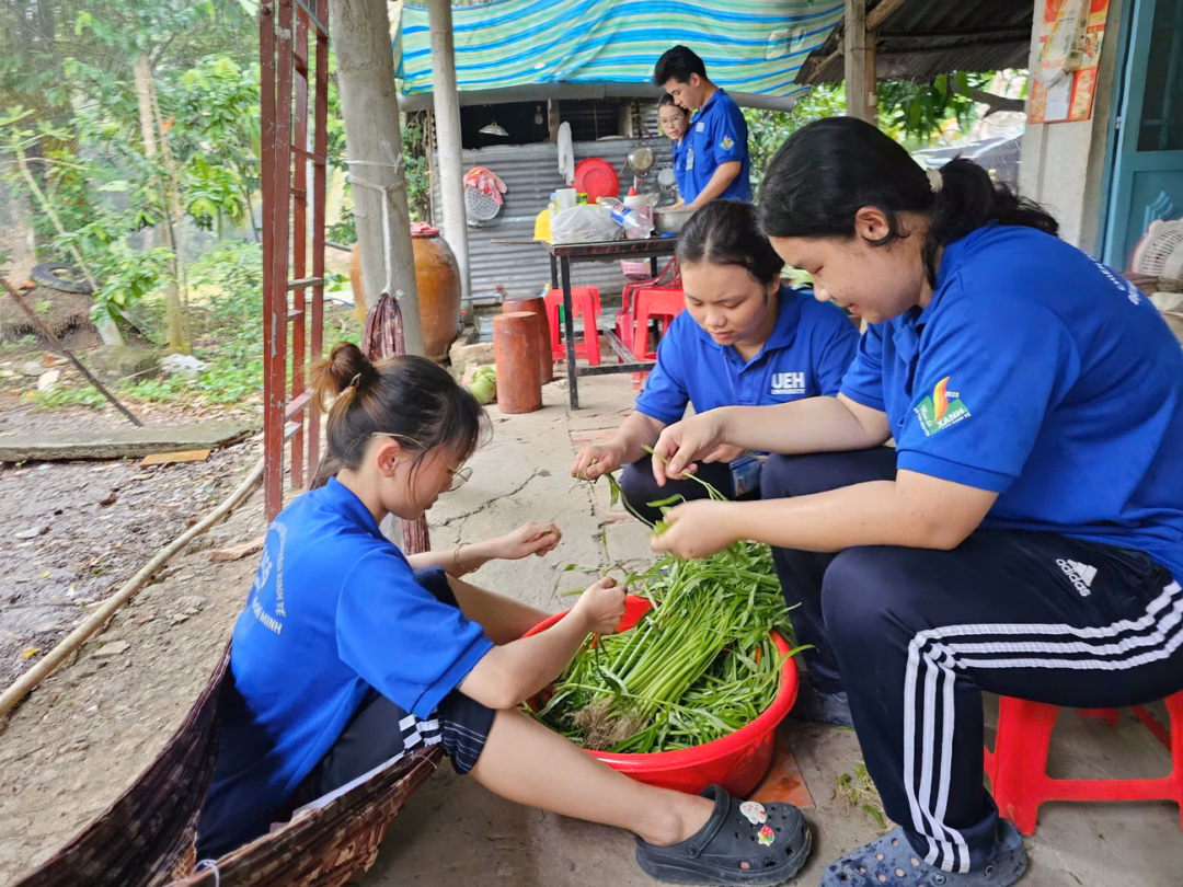 Sinh viên Đại học Kinh tế TP.HCM thắp sáng đường quê miền Tây Mùa hè vô cùng ý nghĩa với các bạn sinh viên tình nguyện.