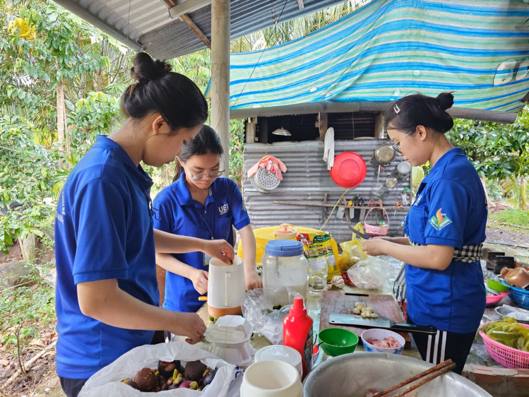 Sinh viên Đại học Kinh tế TP.HCM thắp sáng đường quê miền Tây Các bạn chuẩn bị cơm cho cả đội.