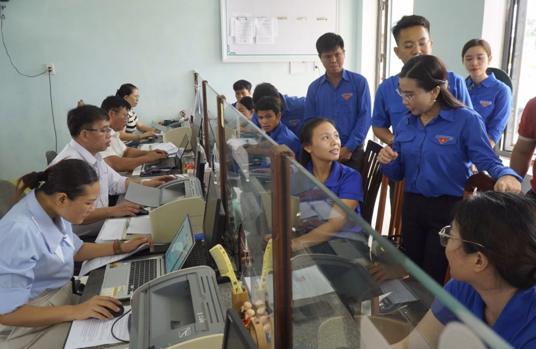 Tại Trung tâm hành chính công xã Kim Ngân (tỉnh Quảng Trị), đoàn công tác thăm và tặng quà cho đội hình thanh niên tình nguyện đang tham gia hỗ trợ người dân thực hiện các thủ tục hành chính. - ẢNH: NGUYỄN PHÚC