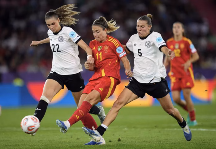 Tây Ban Nha đánh bại Đức 1-0 trong chung kết Euro Alexia Putellas (11) được các hậu vệ Đức chăm sóc kỹ lưỡng