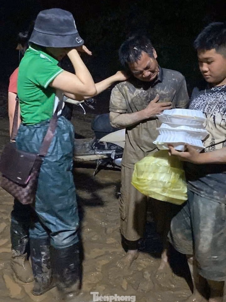 Người dân vùng lũ bật khóc khi nhận được những suất cơm nóng hổi.