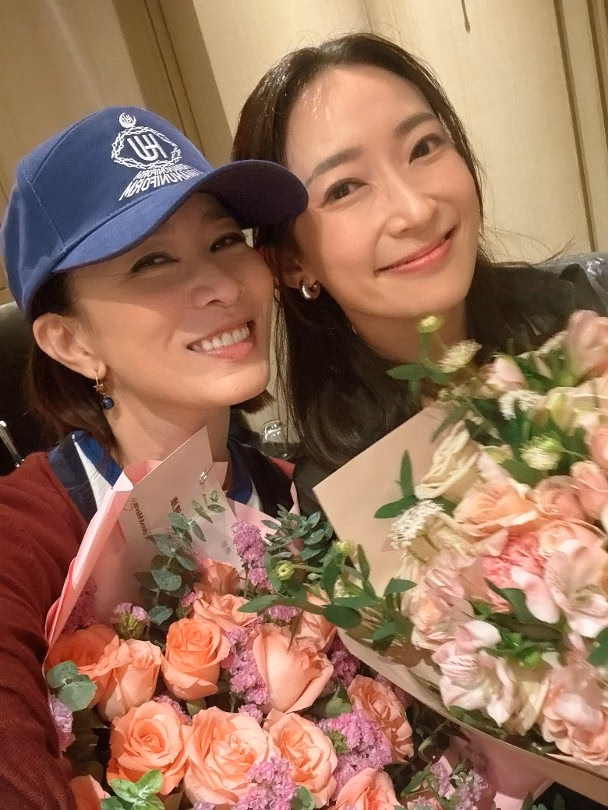 Trần Quán Hy曝超市遇争议 王菲代言平价品牌 孙怡新发型显嫩 Diễn viên Xa Thi Mạn chúc mừng diễn viên Chu Gia Di. Ảnh: