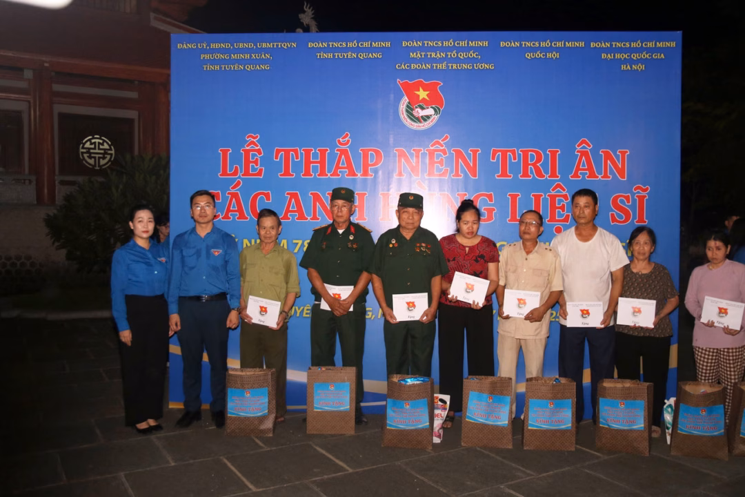 Trung ương tổ chức hành trình về nguồn và tri ân anh hùng liệt sĩ tại Tuyên Quang Anh Ngô Văn Cương - Phó Bí thư Đảng ủy Mặt trận Tổ quốc, các đoàn thể Trung ương trao quà cho thân nhân các gia đình liệt sĩ.