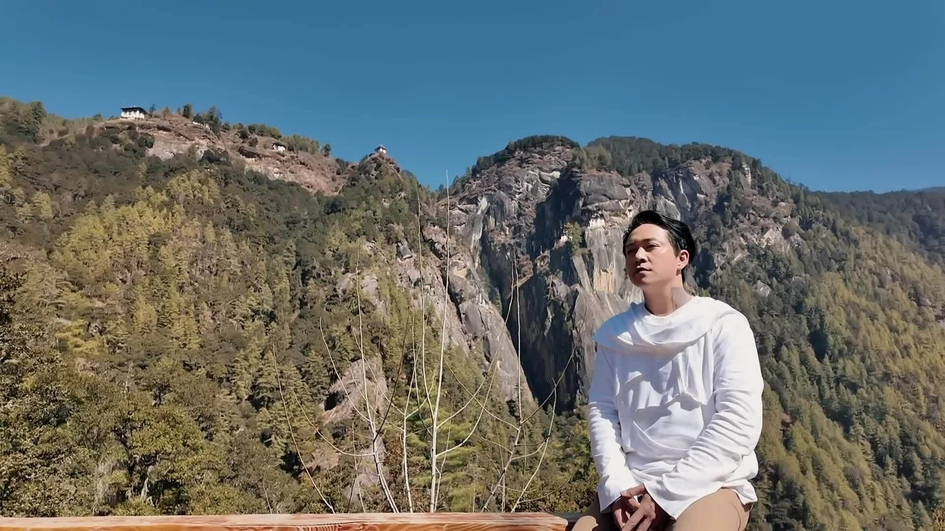 Tuấn Hưng quay MV "Trầy xước" (Hồ Hoài Anh sáng tác) ở đất Phật Bhutan hồi tháng 2. Video: Nhân vật cung cấp