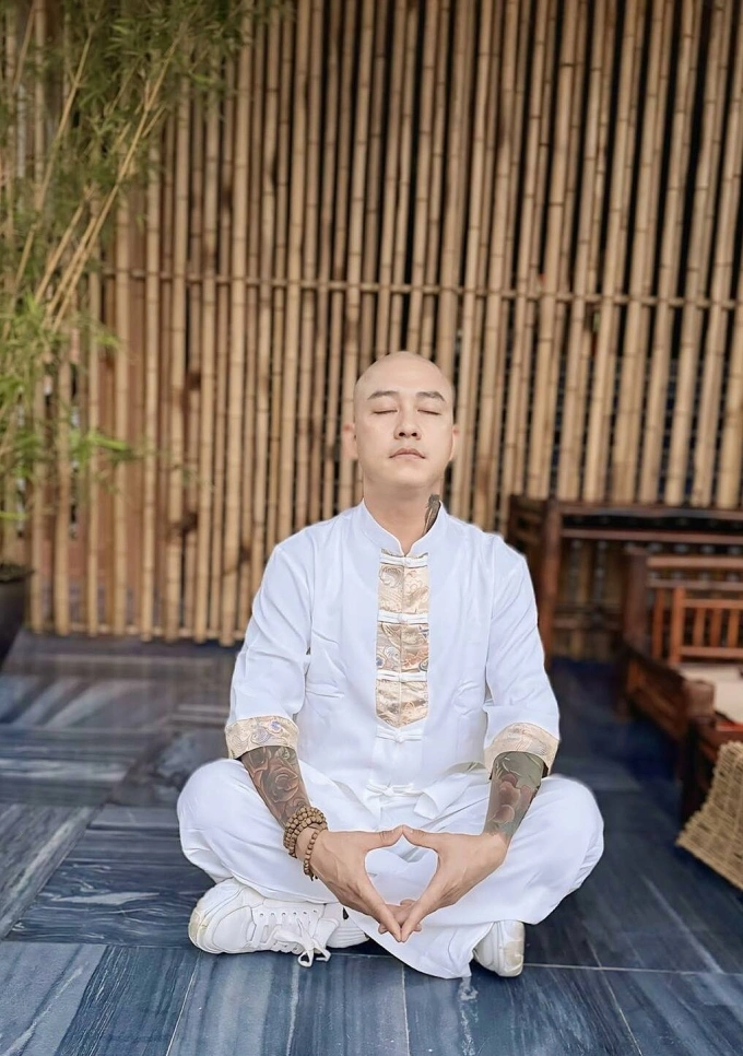 Ca sĩ Tuấn Hưng sau khi xuống tóc. Quy y là phát nguyện quay về nương tựa Tam bảo (Phật, Pháp, Tăng). Người quy y có thể là những phật tử ở đời thường, tu tâm tại gia. Ảnh: Nhân vật cung cấp