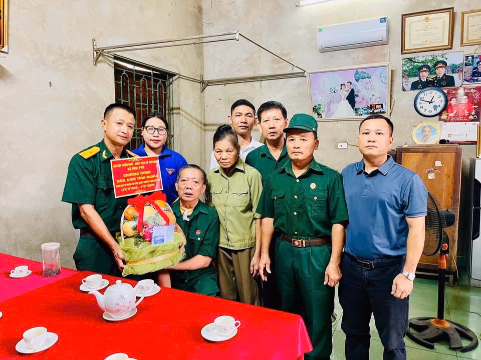 Đoàn Thanh niên phối hợp với Hội Cựu chiến binh xã tổ chức thăm hỏi, tặng quà cho gia đình chính sách