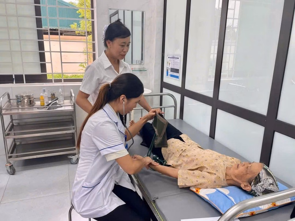 Y, bác sĩ trẻ khám bệnh cho người có công với cách mạng