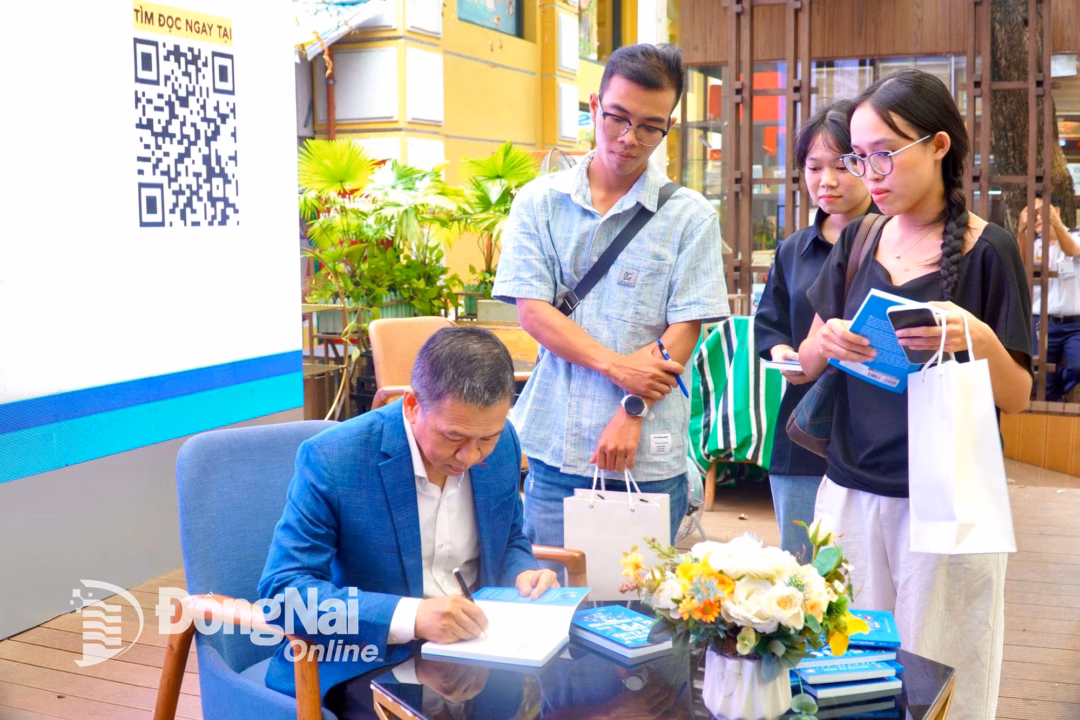 Chuyên gia Nguyễn Bá Ngọc ký tặng sách trong buổi ra mắt sách Báo chí công dân, mạng xã hội và PR trong kỷ nguyên mới tại Đường sách Thành phố Hồ Chí Minh.
