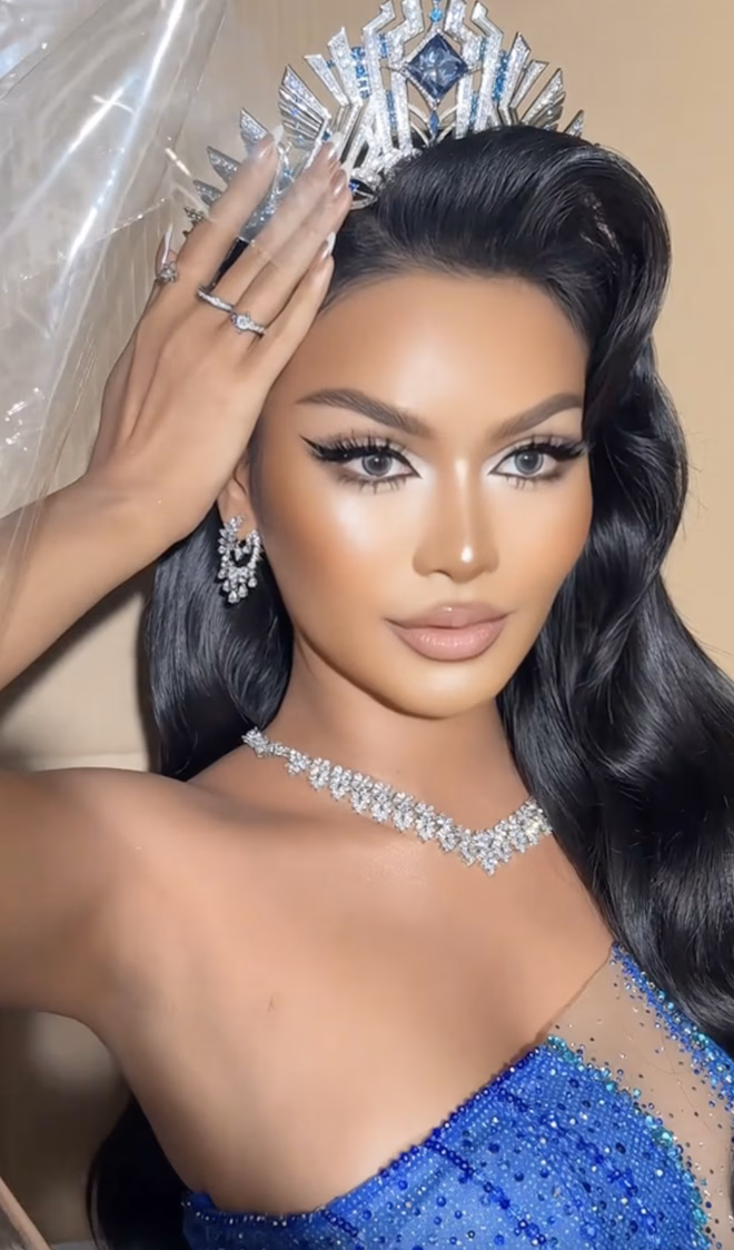 Á hậu Miss Cosmo 2024 - Mook Karnruethai Tassabut sở sữu làn da nâu và vẻ ngoài sắc sảo vốn có, giúp màn hoá thân của cô có hình ảnh rất Tây.
