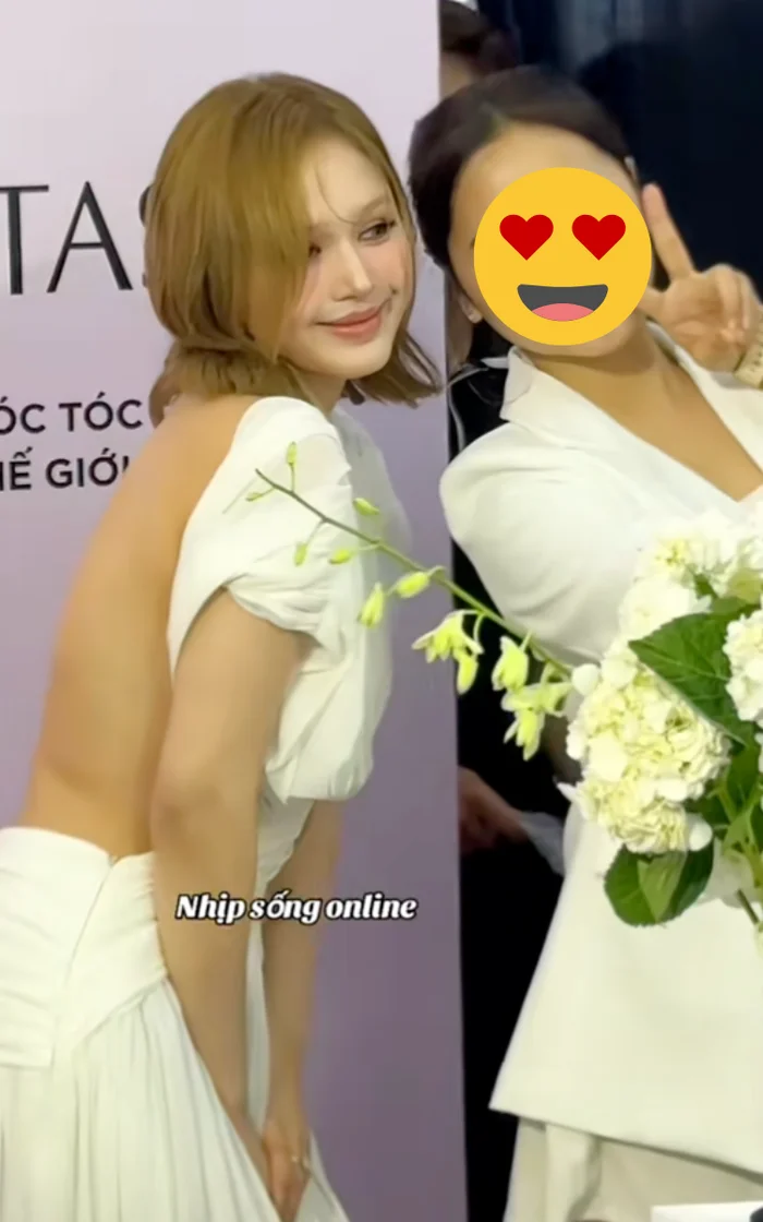 Xoài Non lên tiếng về tăng cân, thể hiện cách xử lý thông minh trong showbiz Ngoại trừ việc thay đổi diện mạo, Xoài Non vẫn vui vẻ tương tác với những người có mặt tại sự kiện. Ảnh: TikTok Nhịp sống online
