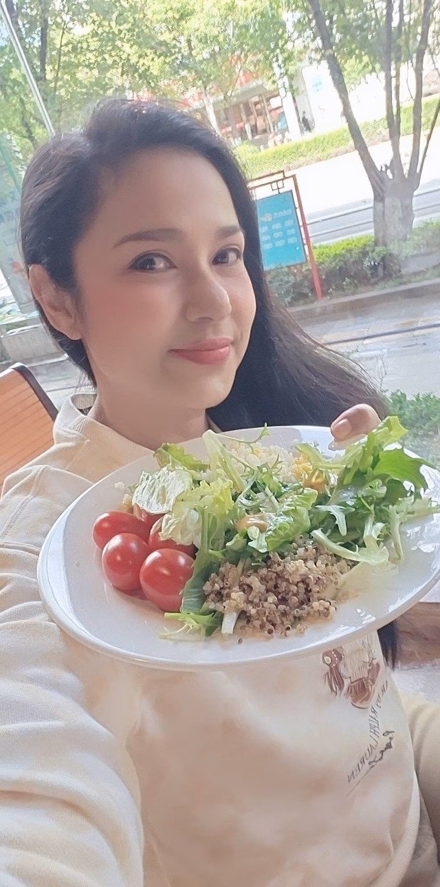 Hiện tại, ở tuổi 53, Việt Trinh vẫn giữ được vẻ ngoài xuân sắc như xưa. Đặc biệt, mỗi lần xuất hiện trên trang cá nhân, chị tự tin khoe mặt mộc dù ở tuổi trung niên.