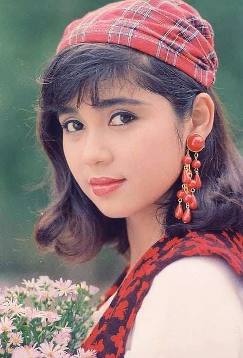 Ngoài ra, chị còn hạn chế trang điểm đậm để giữ làn da được thông thoáng, khỏe khoắn sâu từ bên trong.