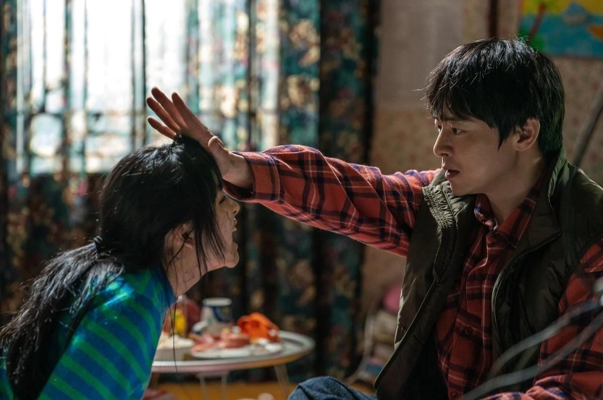 Jo Jung-suk hóa thân thành ông bố cộc cằn nhưng lại mang trong mình tình yêu mãnh liệt dành cho cô con gái trong “My Daughter Is a Zombie”