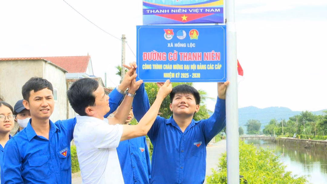 Công trình bao gồm 30 biển panô tuyên truyền và 100 lá cờ Tổ quốc, với tổng kinh phí hơn 12 triệu đồng.