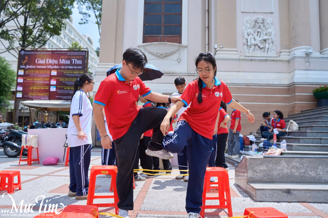 Bạn Bùi Nguyên Khôi (lớp 11A10) và Quách Phạm Minh Niên (11A10) đang cùng nhau chơi trò 2 người 3 chân - Ảnh: VŨ