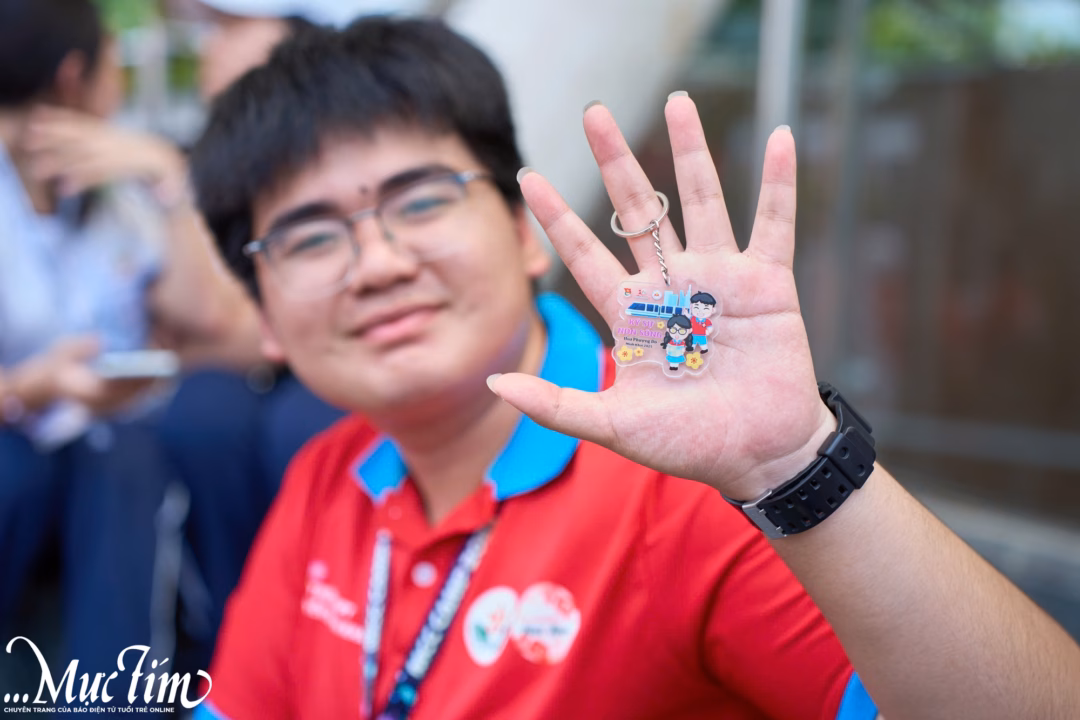 Bạn Trần Vạn Phúc rất vui khi tham gia xong bạn cảm thấy rất vui mà lại còn có quà mang về - Ảnh: VŨ