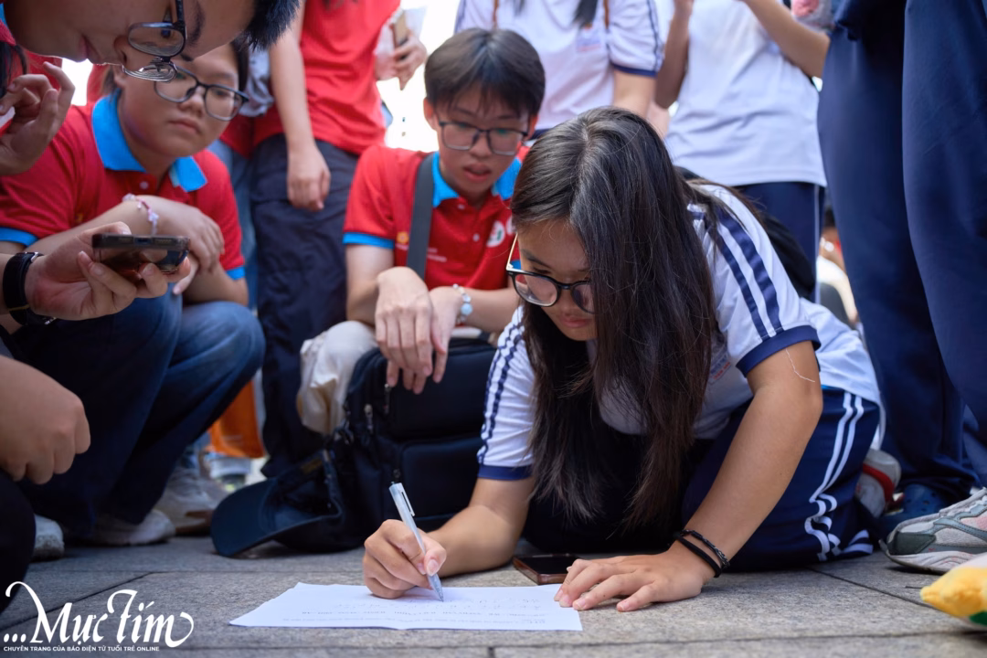 Bạn Trâm Anh thuộc chi Cửu Long đang giải mật thư - Ảnh: VŨ