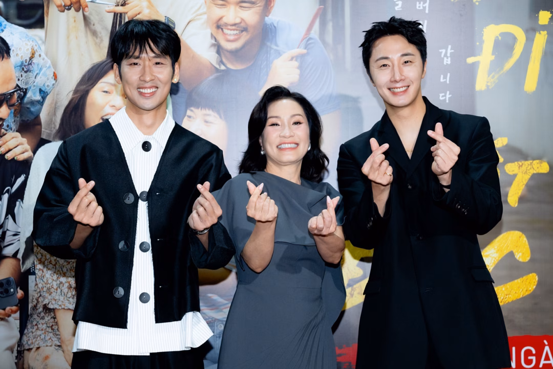Tuấn Trần, Hồng Đào và Jung Il-woo ở buổi ra mắt phim.