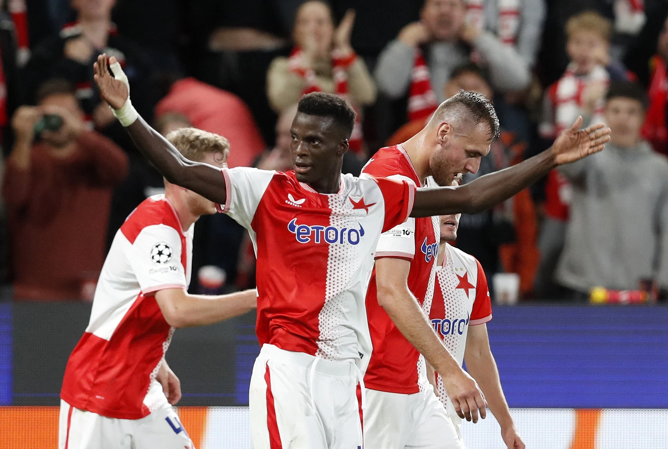 Cau thu vo danh lap cu dup Champions League, van 'lep ve' Xuan Son hinh anh