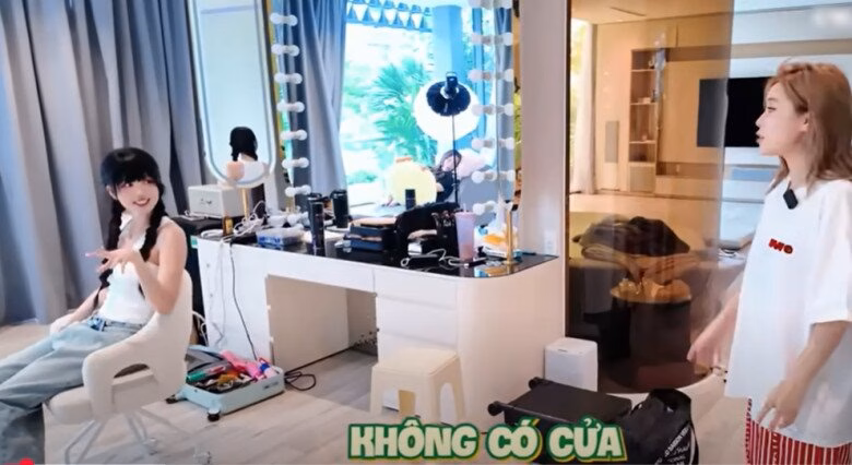 Ngọc Trinh hé mở phòng riêng trong biệt thự 50 tỷ Ngoài khóa ở dưới, căn phòng của người đẹp 8x cũng có khóa riêng. Ngọc Trinh nói: “Tại vì bồn tắm của tôi không có cửa, không che. Cho nên mỗi lần tôi tắm, tôi phải đóng cửa phòng lại không ai vào được hết”.