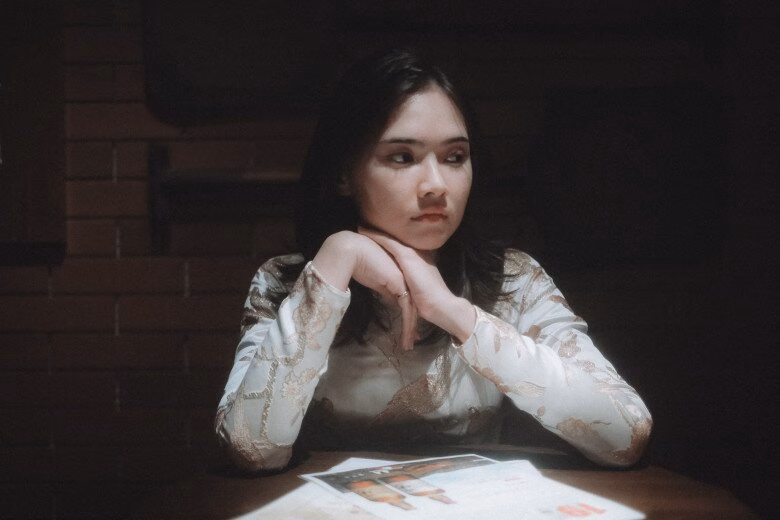 Nữ diễn viên nhí Juliet Bảo Ngọc – ’em gái’ của Hồng Đào khiến dân tình沸腾 Juliet Bảo Ngọc sinh năm 2002, trong gia đình có bố là nhà sử học, mẹ từng là diễn viên múa của đoàn Ba Lê Tháng 10. Từ nhỏ, cô đã được thử sức với nhiều môn nghệ thuật như múa, vẽ, đánh đàn, học kịch và có cơ hội tham gia các dự án phim.