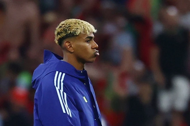 Tiền vệ 16 tuổi giá hơn 250 triệu euro, vượt Mbappe và Haaland Lamine Yamal thất thần sau tiếng còi mãn cuộc Lamine Yamal chứng kiến Bồ Đào Nha ăn mừng với nỗi buồn lấn át khi tuyển Tây Ban Nha thất bại ở chung kết Nations League 2025 rạng sáng 9/6.