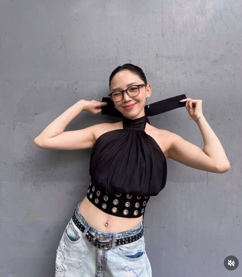 Tóc Tiên – Nữ siêu sao kiêu hãnh khoe eo với phong cách thời trang sexy tinh tế Tóc Tiên đích thị là mỹ nhân amp;#34;nghiện khoe eoamp;#34; nhất Vbiz: Học ngay loạt cách phối đồ tôn dáng, tinh tế và tránh phô phang - 9