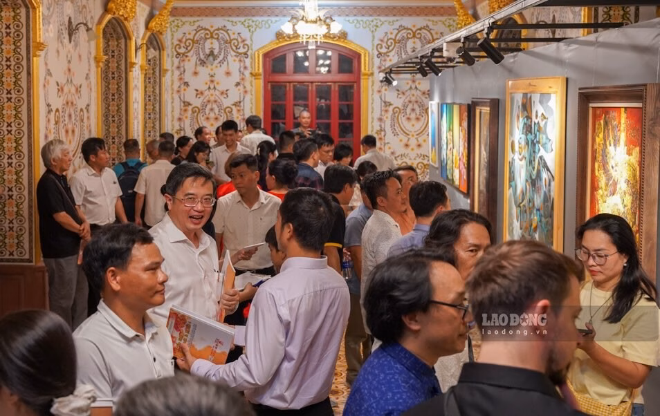 Triển lãm lần này quy tụ nhiều tác phẩm của các nghệ sĩ, giảng viên và sinh viên, được sáng tác trên tinh thần kế thừa truyền thống, đồng thời mở rộng khả năng biểu đạt bằng ngôn ngữ tạo hình đương đại.