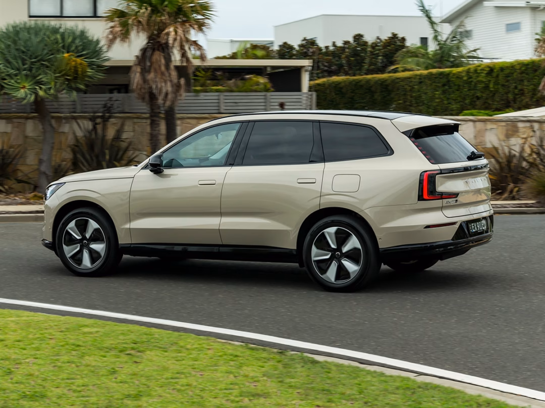 Volvo EX90 – SUV điện 7 chỗ với công nghệ tiên tiến và thiết kế hiện đại 2025 Volvo EX90 Plus in Sand Dune | Image: Supplied / Volvo