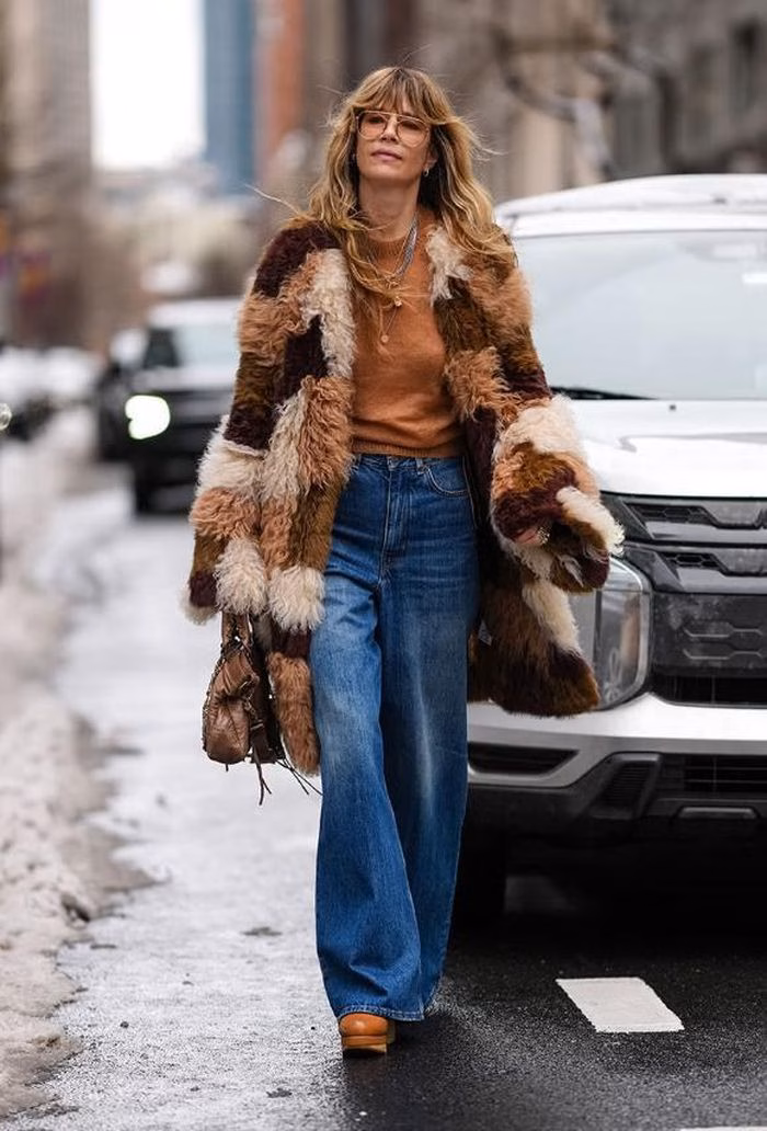 &Aacute;o kho&aacute;c l&ocirc;ng giả x&ugrave; phong c&aacute;ch 70s phối với quần jeans loe